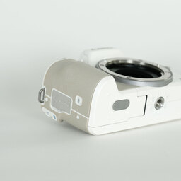 Canon EOS Kiss M Canon EOS Kiss M