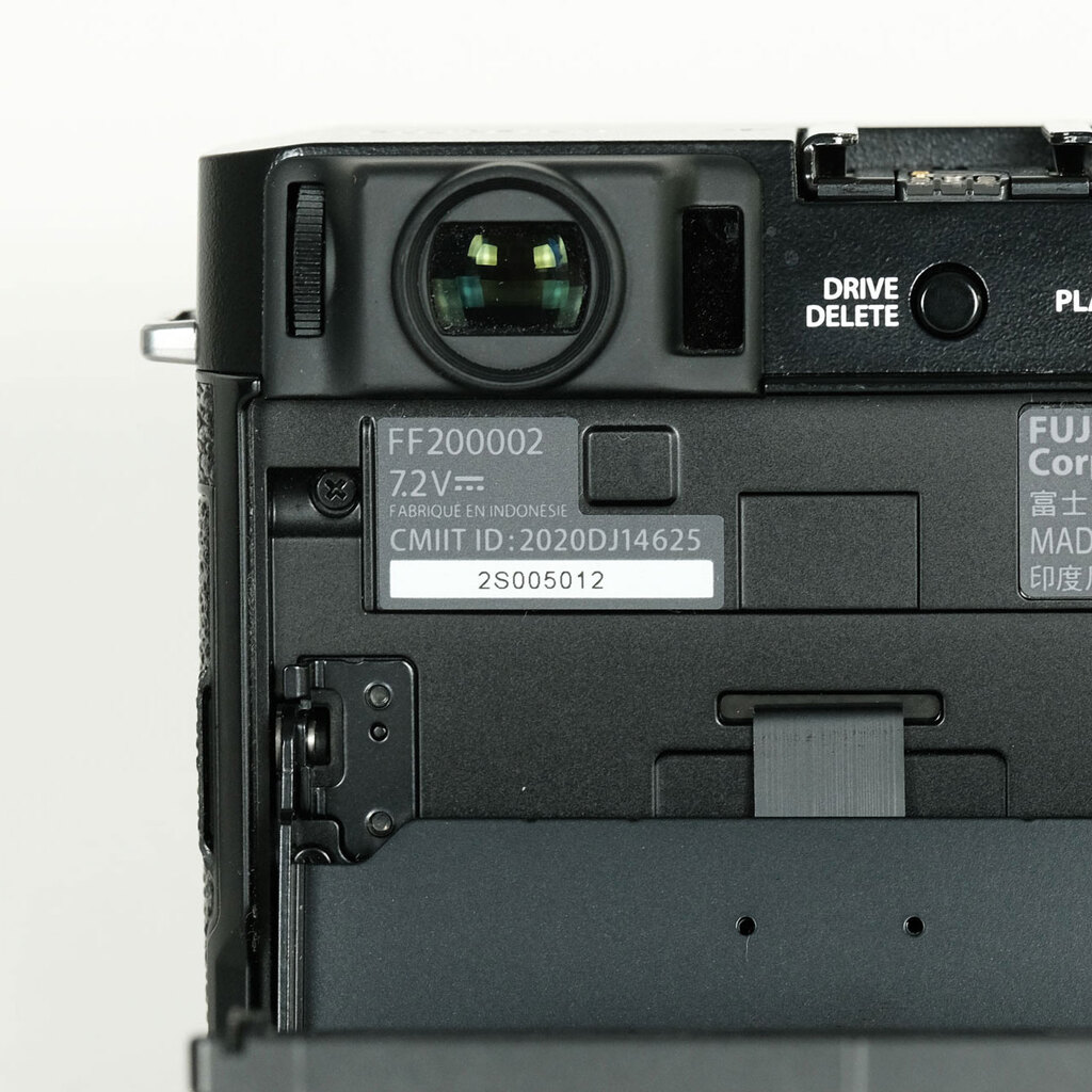 美品FUJIFILM X-E4 【シャッター800回未満】サムレスト付き 美品FUJIFILM X-E4 【シャッター800回未満】サムレスト付き