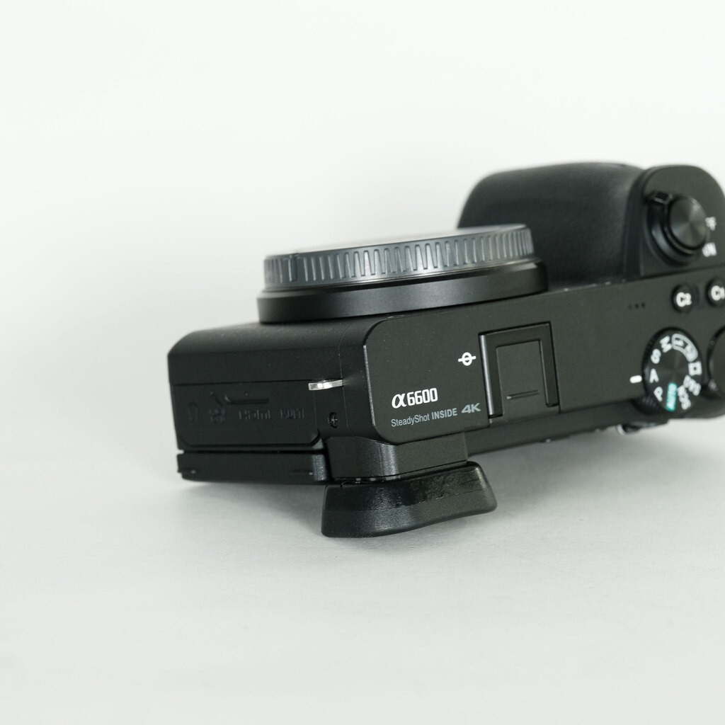 ショット数1470）SONY α6600ボディ/ILCE6600ケージ、ムック付 SONY α6600（ILCE-6600）の出品 | ONE SCENE（ワンシーン）