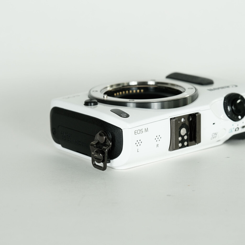 Canon デジタル一眼 EOS M ボディ ホワイト レンズ付き Canon EOS M ボディ ホワイトの出品 | ONE SCENE（ワンシーン）