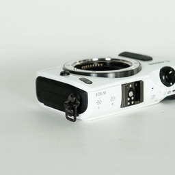 Canon EOS M ボディ ホワイト Canon EOS M ボディ ホワイト