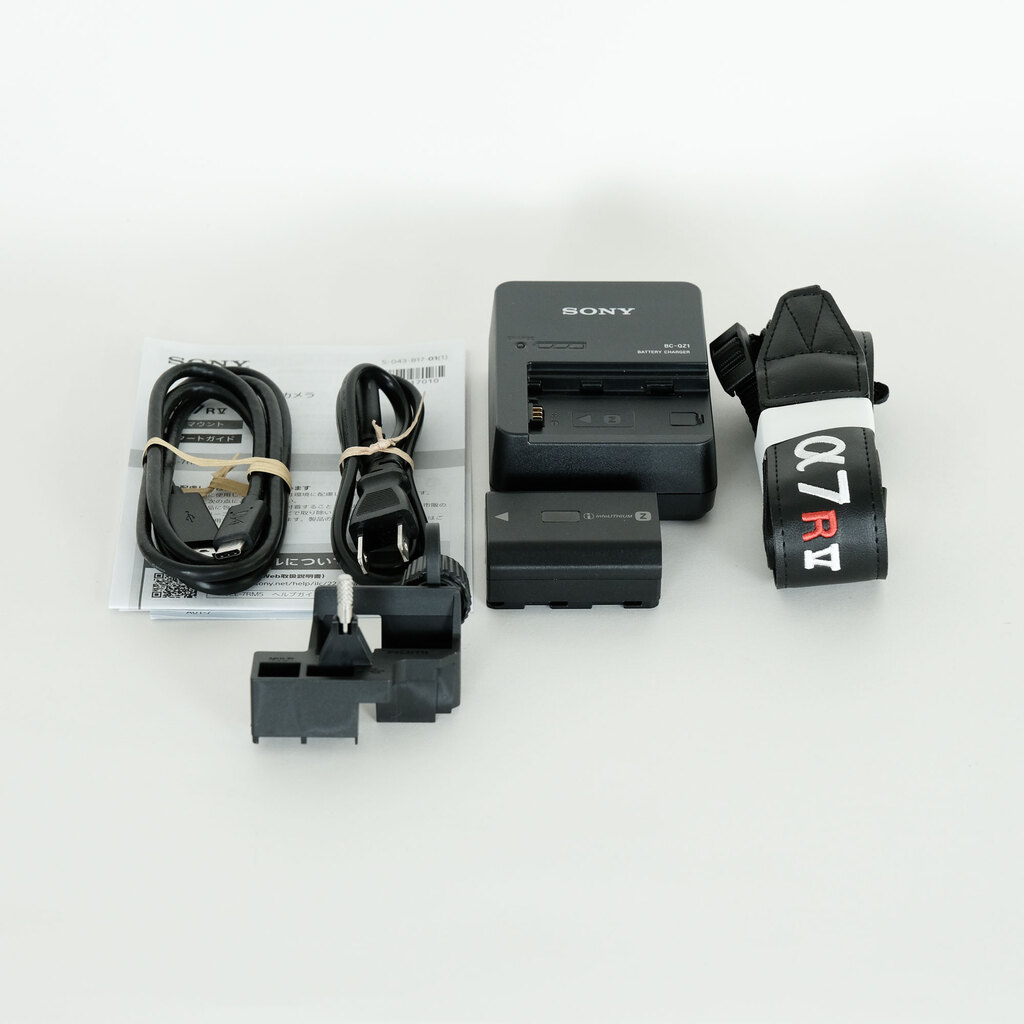 SONY α7R V ILCE-7RM5 美品 (バッテリーおまけ付き) α7R V「ILCE-7RM5」を開封して付属品をチェックする。バッテリー