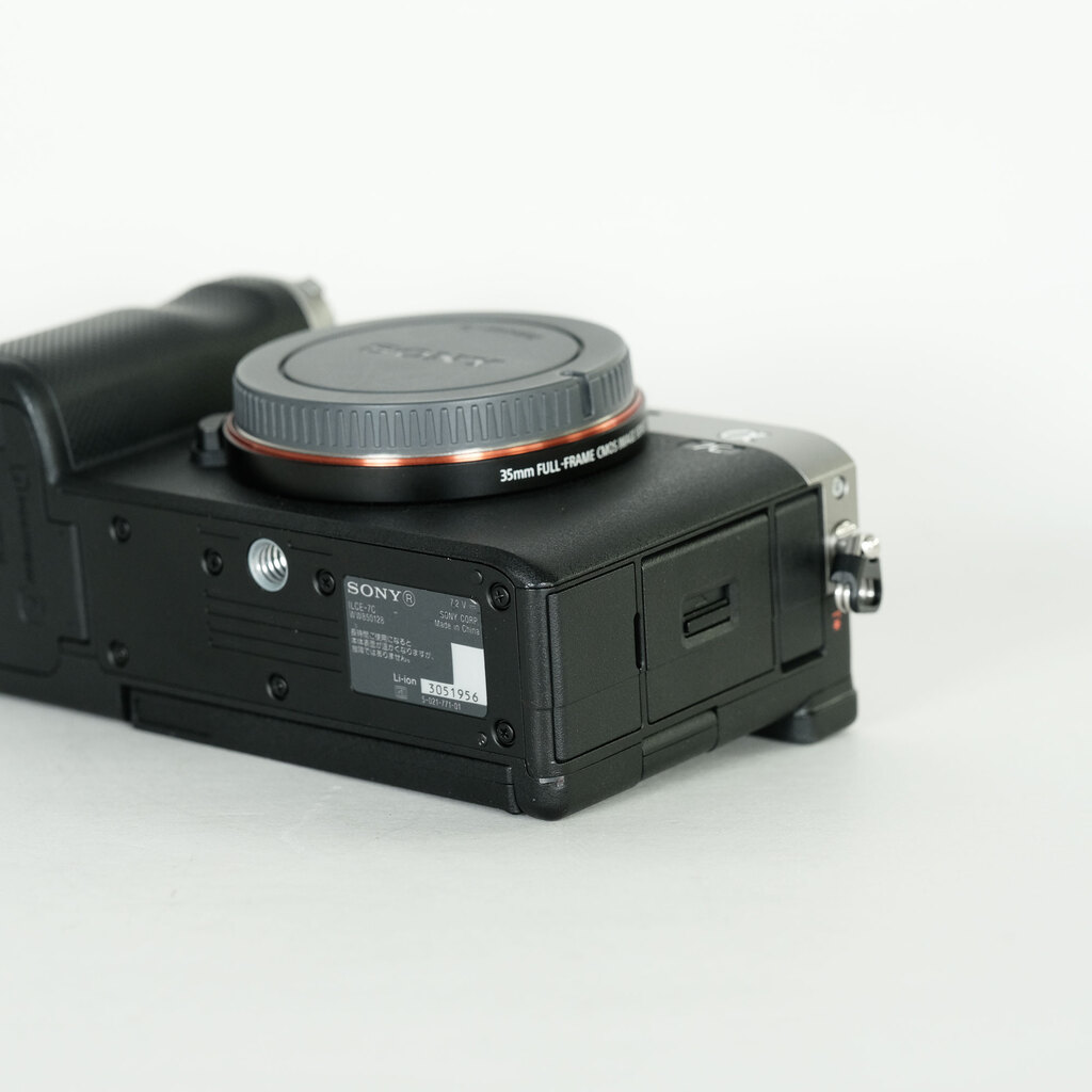 【極美品】SONY α7C ILCE-7C シャッター739回 中古】SONY ソニー α7C ILCE-7C シルバー ミラーレス一眼カメラ