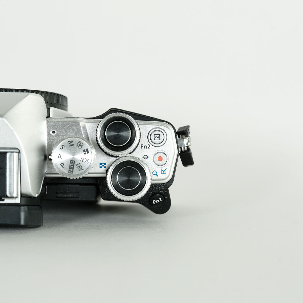 OLYMPUS OM-D E-M10 Mark II OLYMPUS OM-D E-M10 Mark II