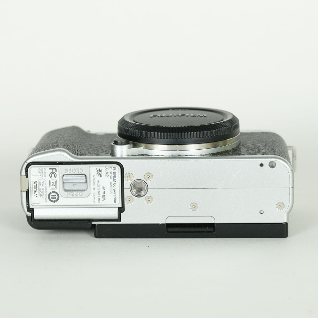 FUJIFILM X-A2 ボディ シルバー FUJIFILM X-A2 ボディ シルバー