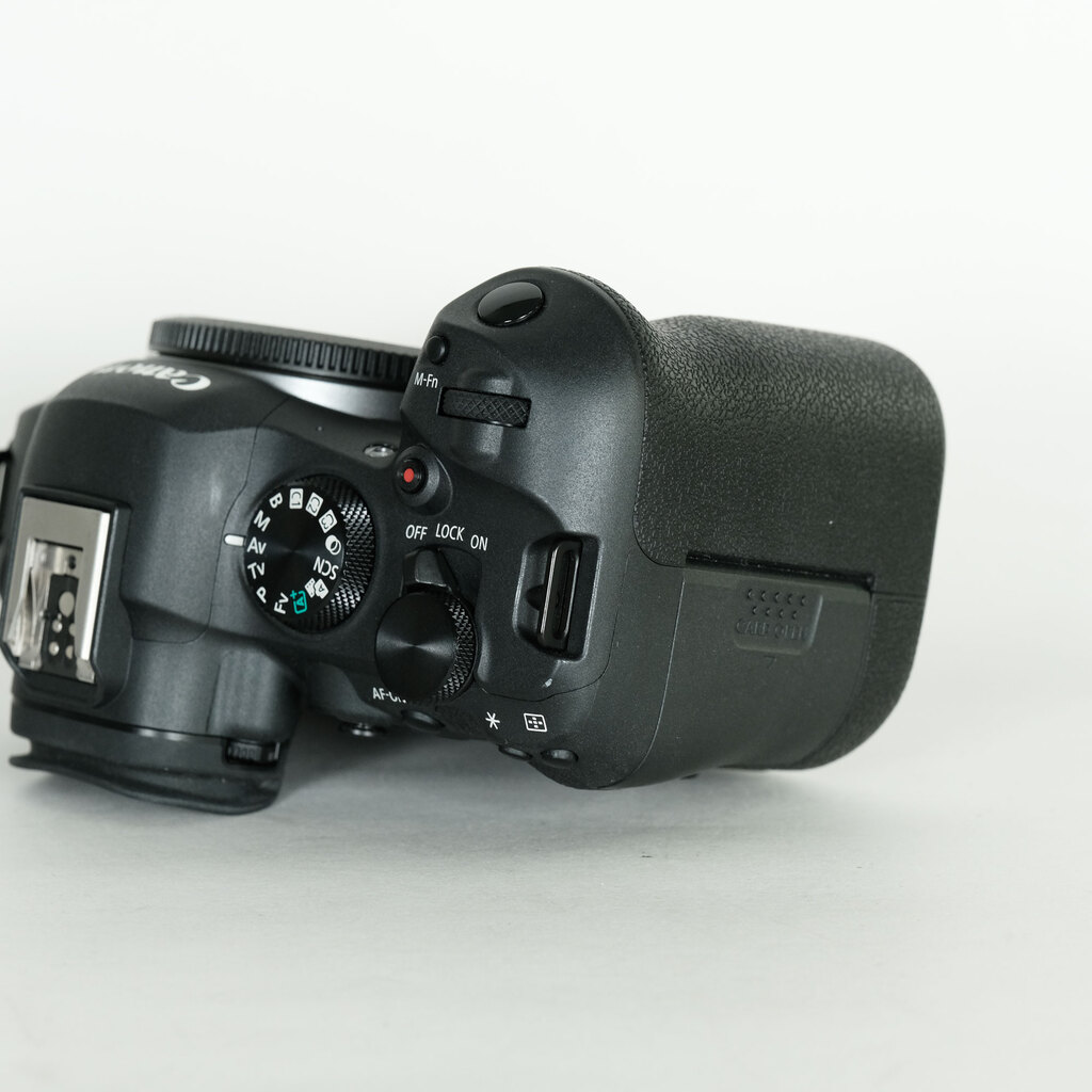 Canon EOS R6 Mark II ほぼ新品　おまけ付き Canon EOS R6 Mark II Full Frame Mirrorless Camera Body +
