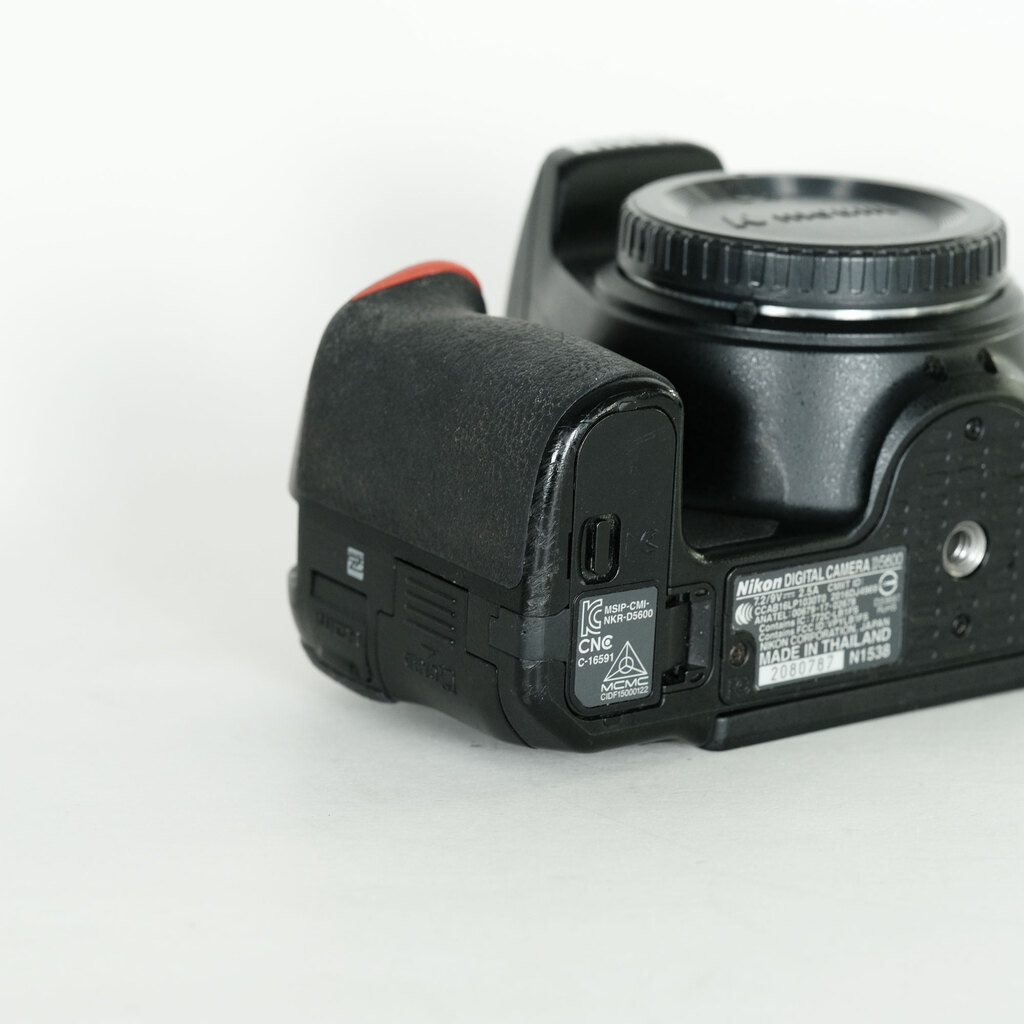 Nikon d5600 一眼レフ カメラ レンズ　美品 ニコン Nikon D5600 レンズキット ブラック SDカード(16GB)付き