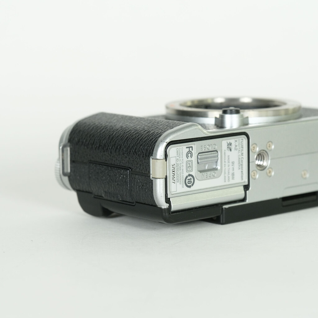 FUJIFILM X-A2 ボディ シルバー FUJIFILM X-A2 ボディ シルバー