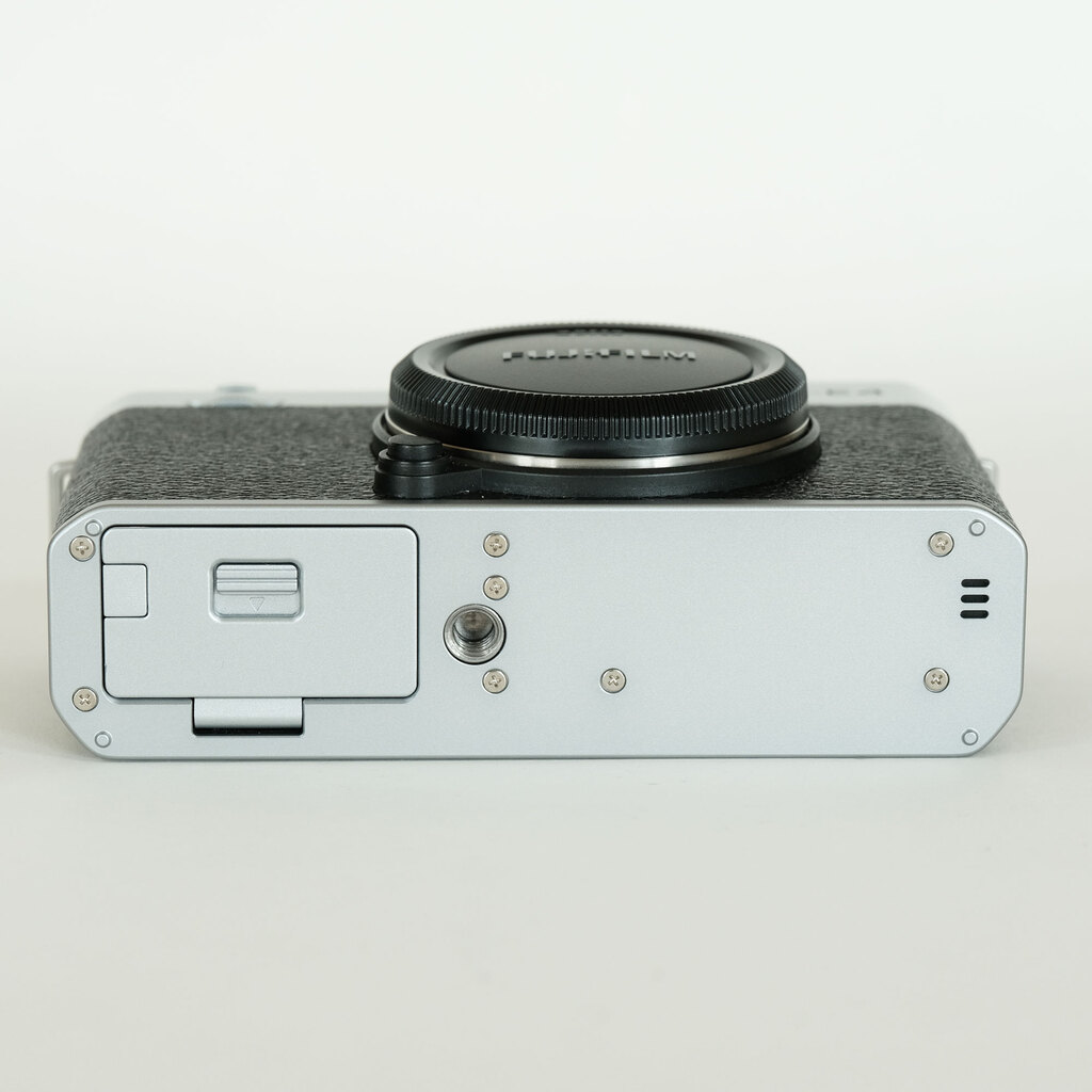 美品FUJIFILM X-E4 【シャッター800回未満】サムレスト付き 美品FUJIFILM X-E4 【シャッター800回未満】サムレスト付き