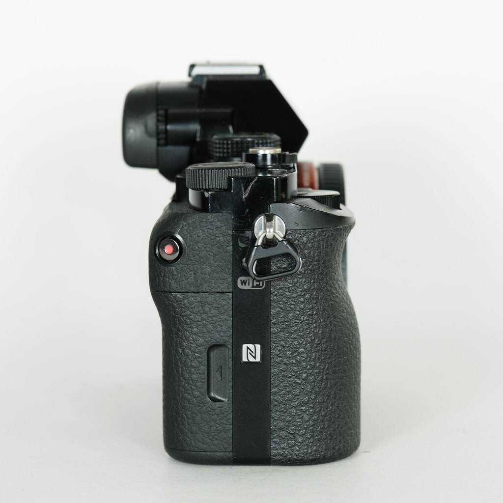 【ほぼ新品元箱付き】 ソニー SONY α7 ボディ ≪ショット数2700回≫ ほぼ新品元箱付き】 ソニー SONY α7 ボディ ≪ショット数2700回≫