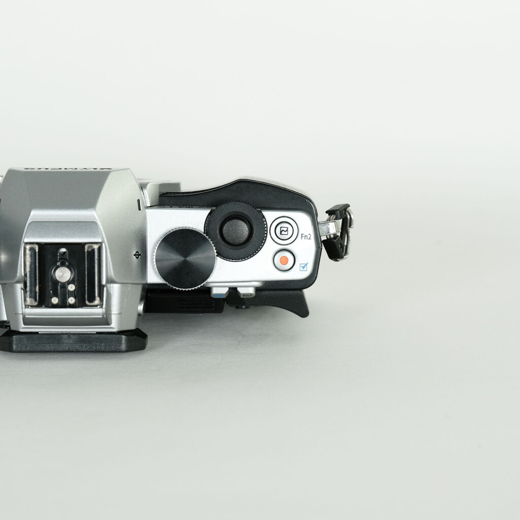 OLYMPUS OM-D E-M5 ボディ シルバー OLYMPUS OM-D E-M5 ボディ シルバー