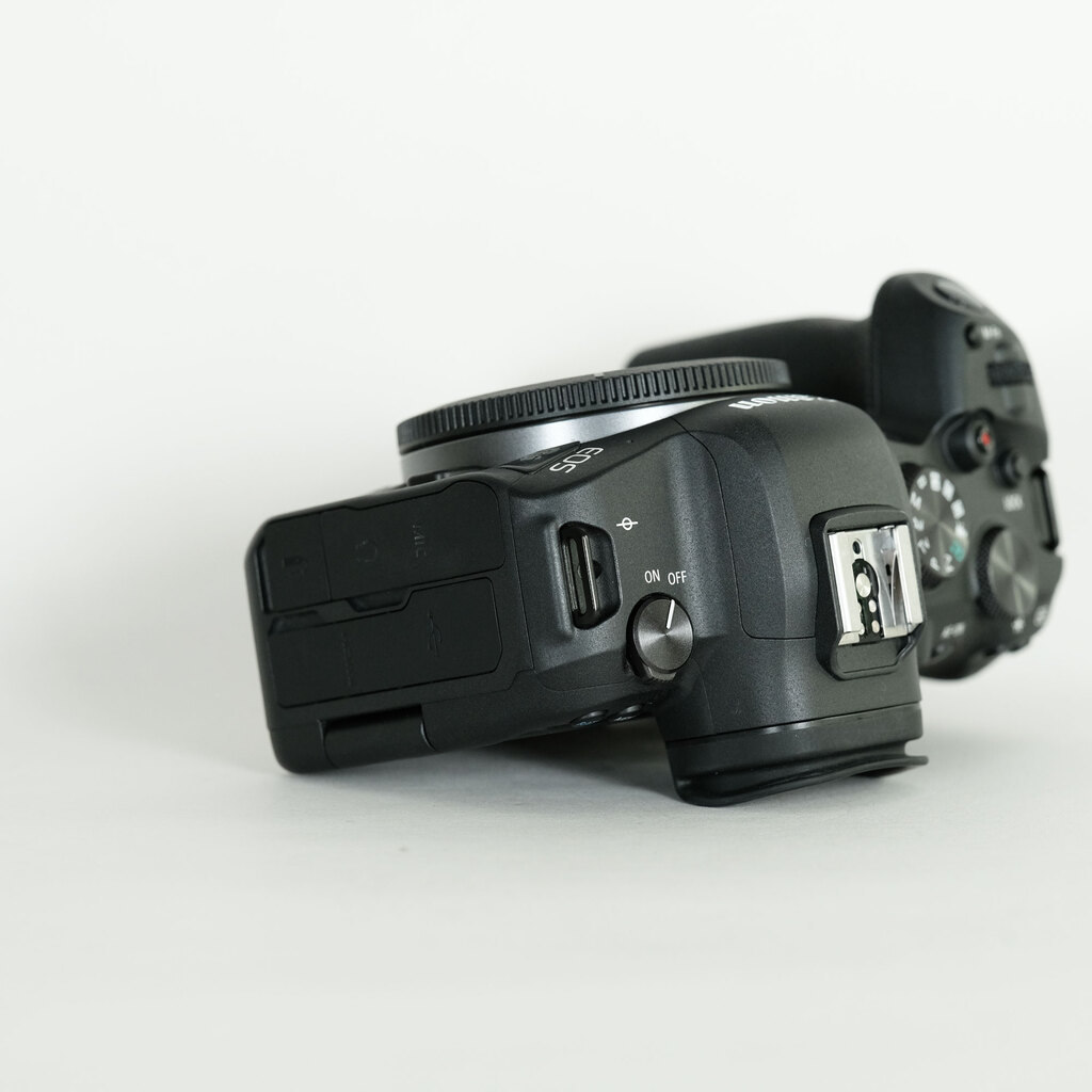 Canon EOS R6 Canon EOS R6