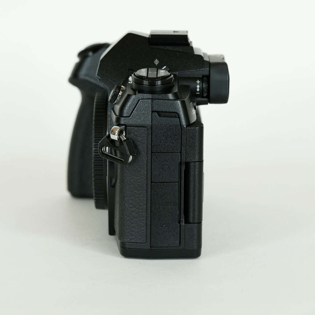 OLYMPUS OM-D E-M1 Mark II OLYMPUS OM-D E-M1 Mark II