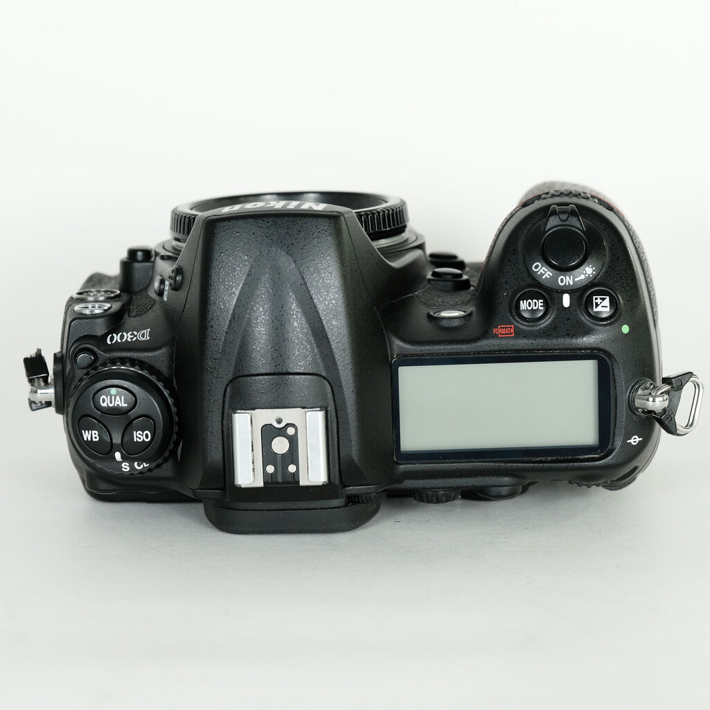 ★ショット数8,510 枚・超美品★  ニコン D300 ボディ #15411 価格.com - ニコン D300S ボディ 純正オプション