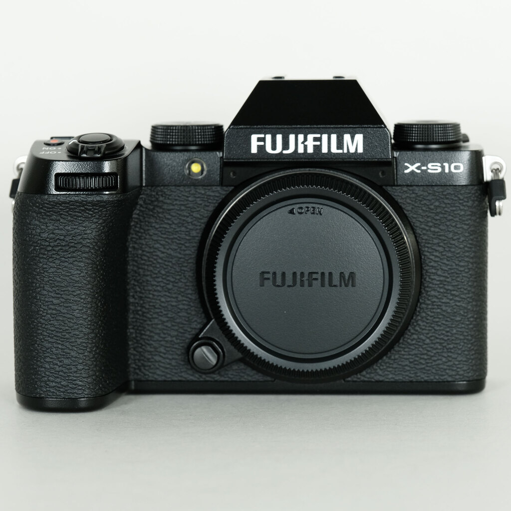 富士フイルム - FUJIFILM ミラーレスデジタルカメラ X-S10 ボディ【美品】おまけ多数 ○新発売○ミラーレスデジタルカメラ「FUJIFILM X-S10」色調豊か