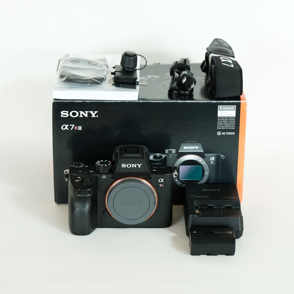 Sony α7Riii本体 (ILCE-7RM3)と付属品 SONY a7RⅢ ボディ 7RM3 （α7R III（ILCE-7RM3） | デジタル一眼