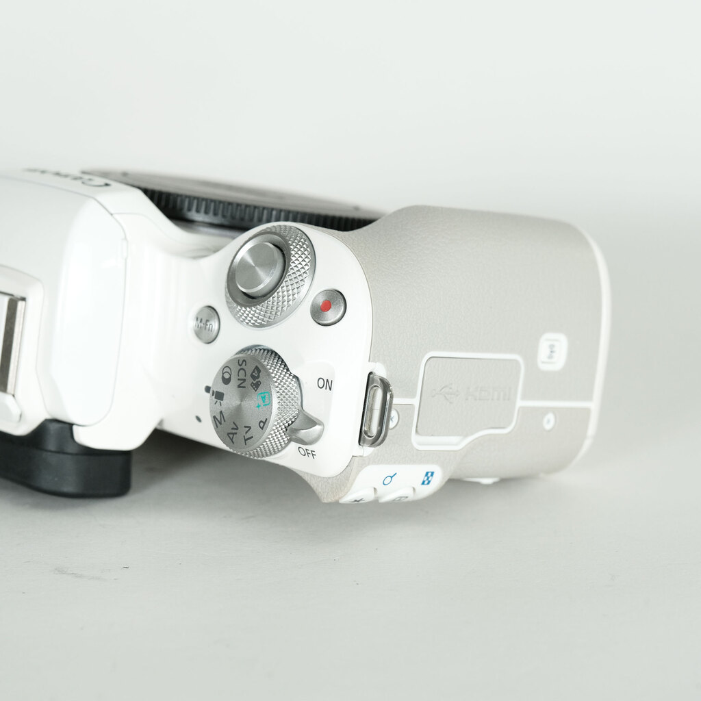 Canon EOS Kiss M Canon EOS Kiss M