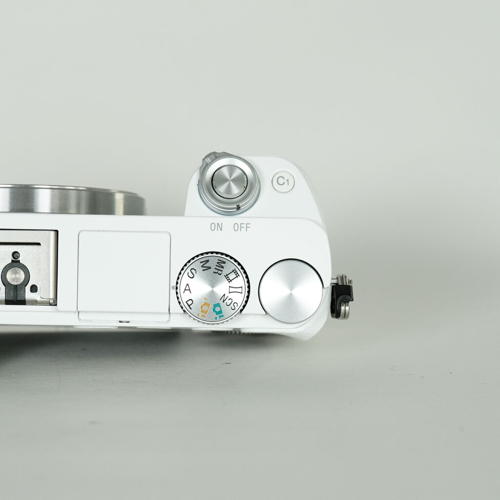 SONY α6000 ILCE-6000 デジカメ ホワイト白 α（ソニー） ソニー SONY α6000 ホワイトボディ E 16mm 2.8 単