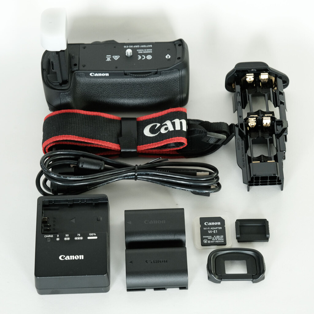 ✨Canon 7DmarkII✨本体+レンズ+おまけ多数 Canon EOS 7D Mark IIの出品 | ONE SCENE（ワンシーン）