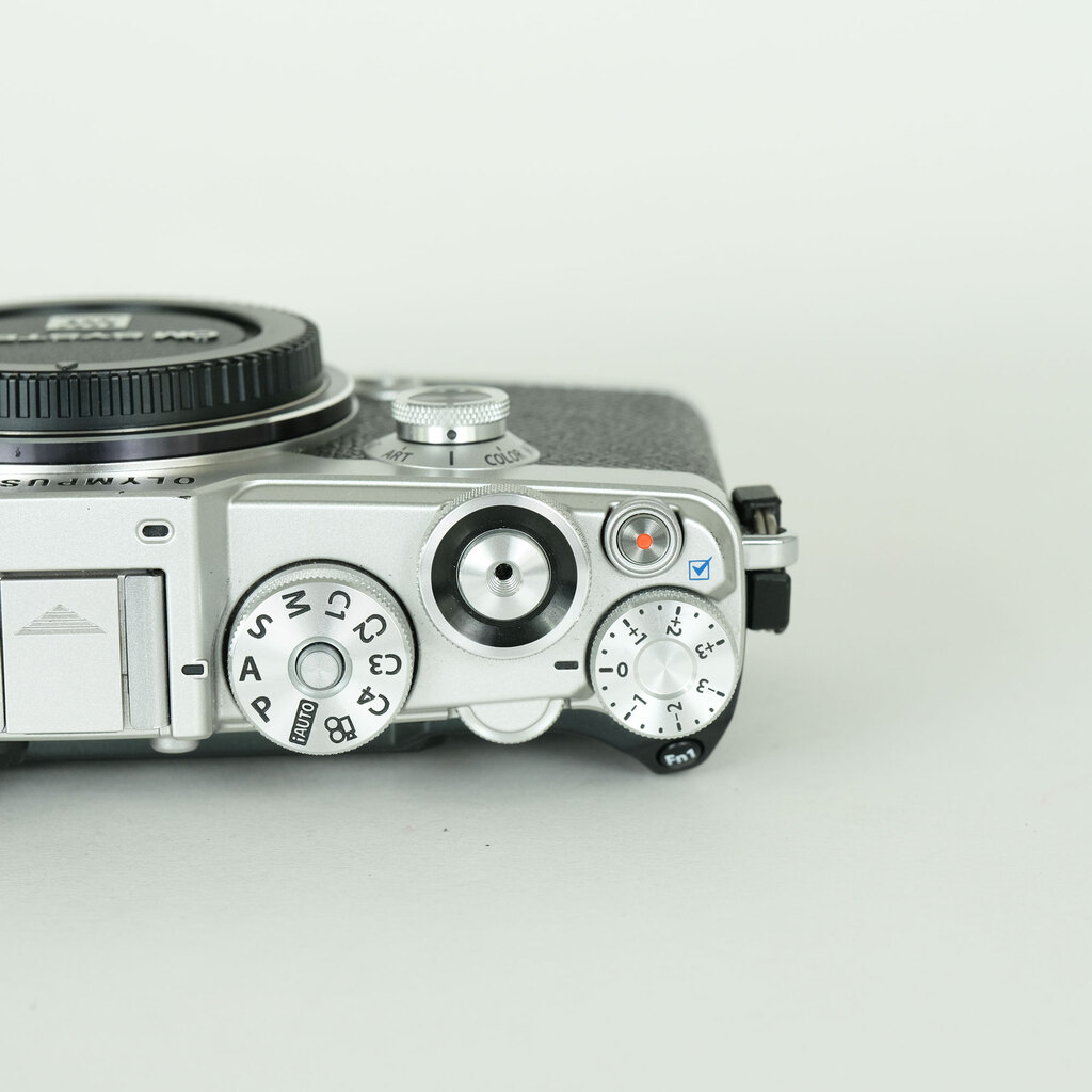 OLYMPUS PEN-F
