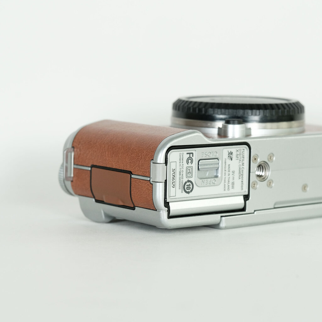 FUJIFILM X-M1 ボディ ブラウン FUJIFILM X-M1 ボディ ブラウン