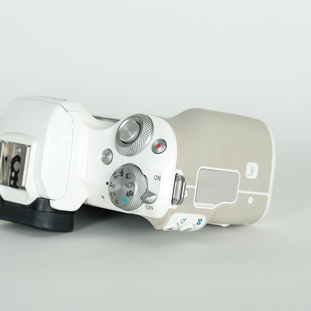 Canon EOS Kiss M Canon EOS Kiss M