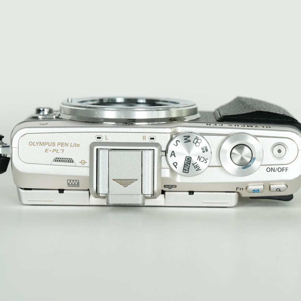 OLYMPUS PEN Lite E-PL7 シルバー ミラーレス一眼 OLYMPUS PEN：OLYMPUS PEN Lite E-PL7：カメラ