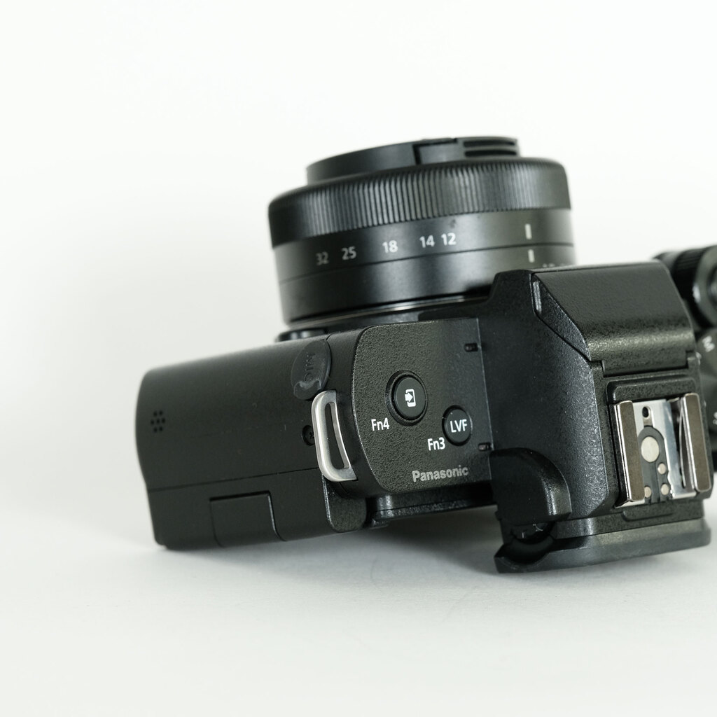 Panasonic LUMIX DC-G100V 標準ズームレンズ + トライポッドグリップキット Panasonic LUMIX DC-G100V 標準ズームレンズ + トライポッドグリップキット