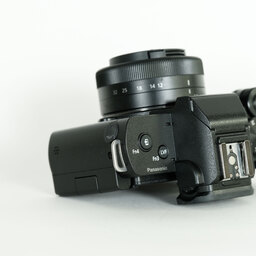 Panasonic LUMIX DC-G100V 標準ズームレンズ + トライポッドグリップキット Panasonic LUMIX DC-G100V 標準ズームレンズ + トライポッドグリップキット