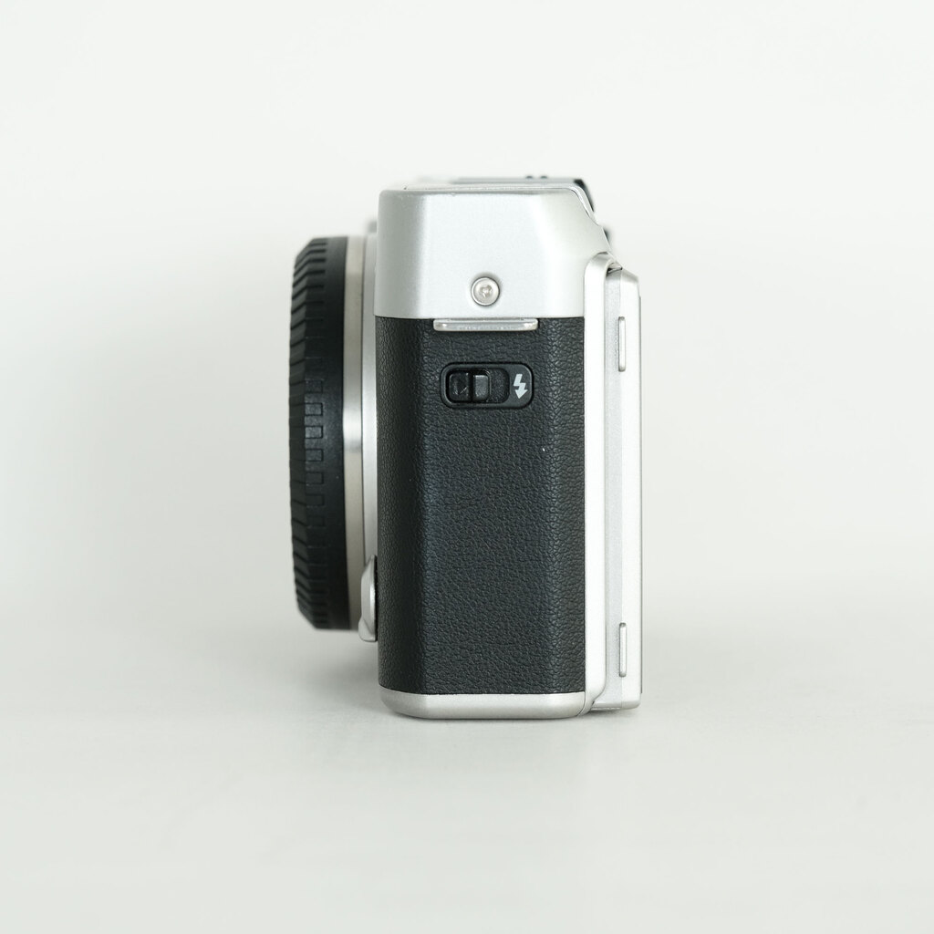 FUJIFILM X-A3 ボディ  シルバー FUJIFILM X-A3 ボディ  シルバー