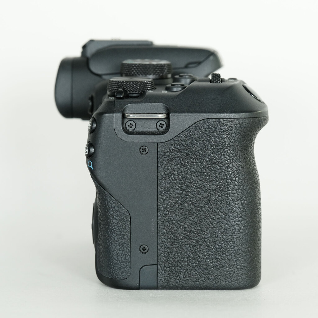 Canon EOS R10 ボディ 美品 シャッター少 動作◎ 即日発送 Canon EOS R10 ボディ 美品 シャッター少 動作◎ 即日発送 Canon