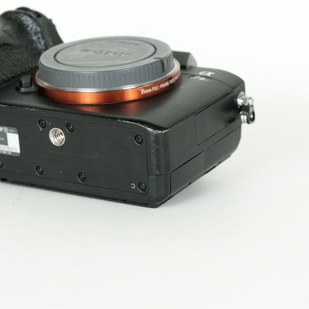 【美品】SONY ILCE−7M3　α7Ⅲ　カバー付き SONY ILCE−7M3 ILCE-7M3 α7 iii おまけ付き