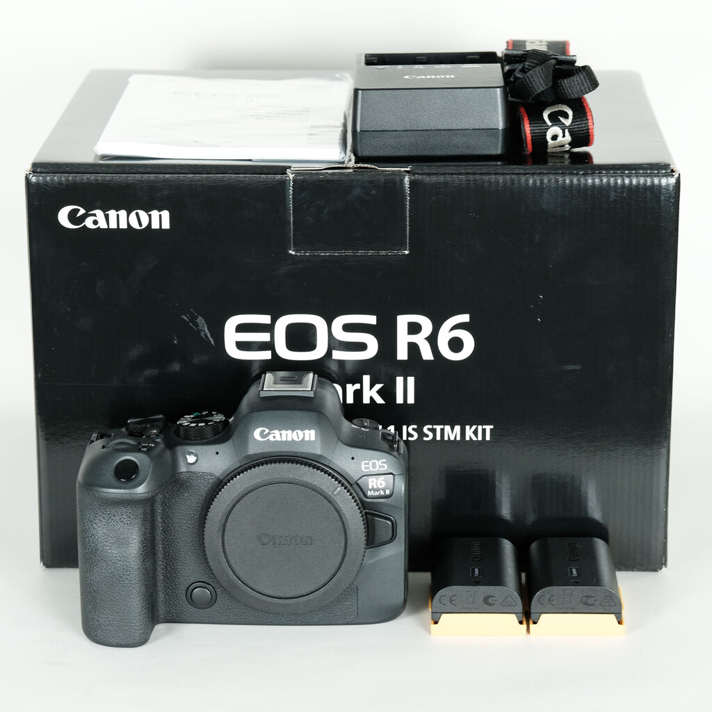 Canon EOS R6 Mark II ほぼ新品　おまけ付き Canon EOS R6 Mark II Full Frame Mirrorless Camera Body +