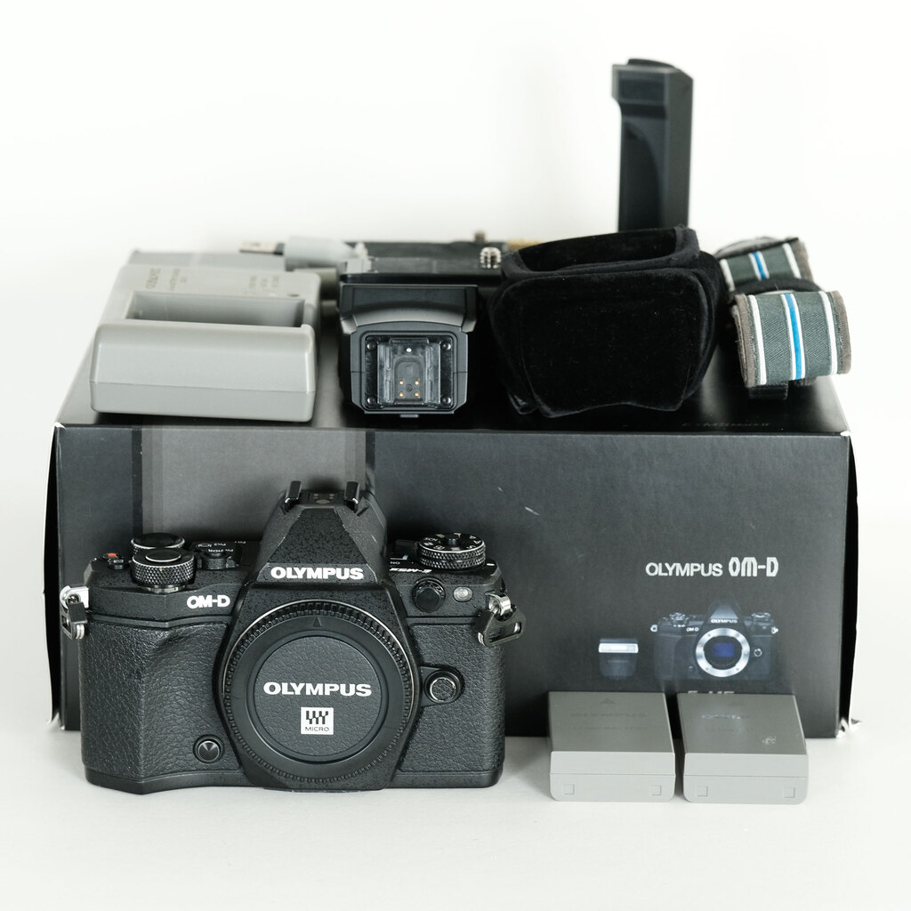 OLYMPUS OM-D E-M5 Mark IIの出品 | ONE SCENE（ワンシーン）