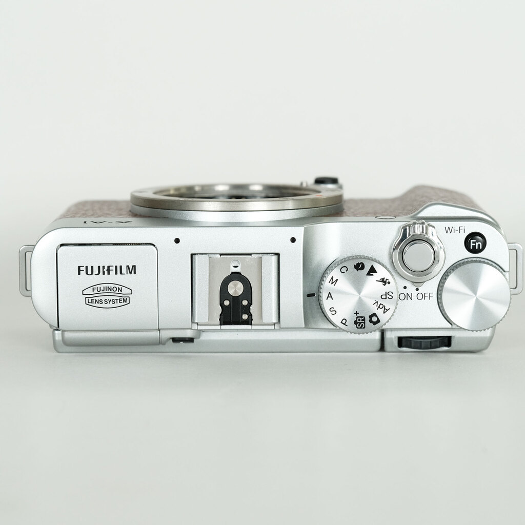 FUJIFILM X-A1 ボディ ブラウン FUJIFILM X-A1 ボディ ブラウン