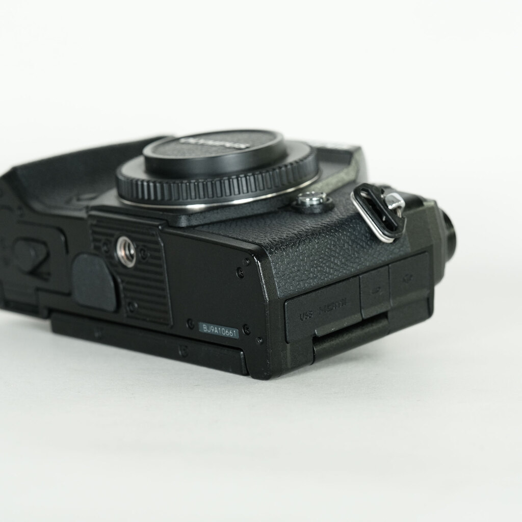 OLYMPUS - シャッター数2600回 OM-D E-M5 MarkⅢ ボディ ブラック 注意事項あり｜シャッター数23,350回｜バッテリー4個] OLYMPUS
