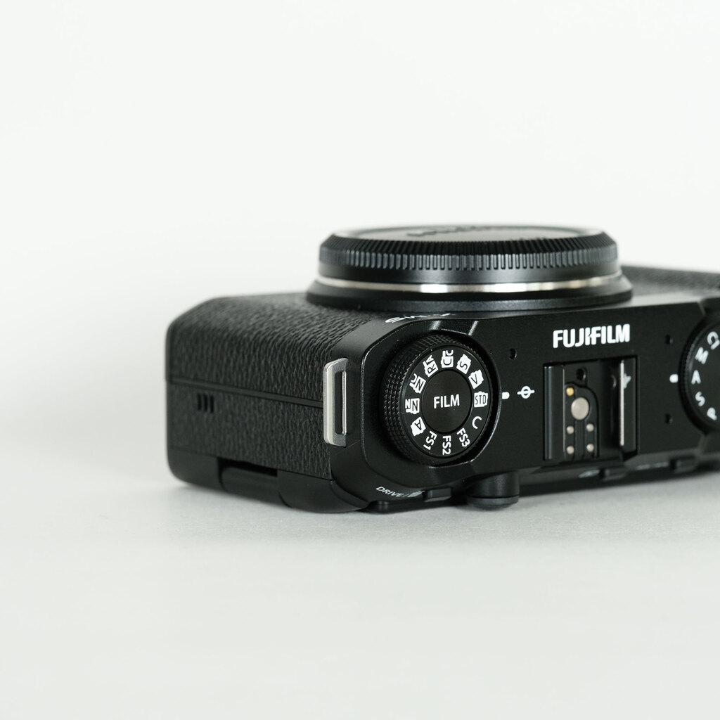 ちび丸 COM-01 ブラック フィルムカメラ 【ジャンク品】 KONICA ZｰUP140 コンパクトフィルムカメラをジャンクで入手