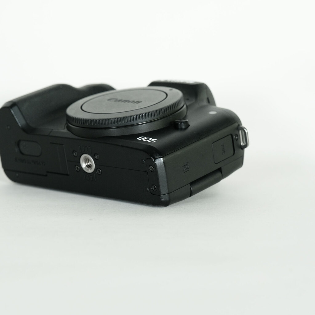 ■ショット1000回以下■美品■ Canon EOS Kiss M ブラック Canon EOS Kiss Mの出品 | ONE SCENE（ワンシーン）