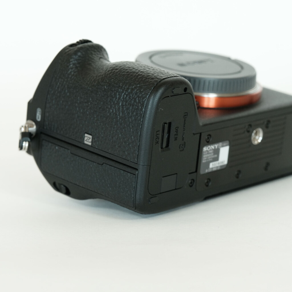 SONY α7R III（ILCE-7RM3）の出品 | ONE SCENE（ワンシーン）