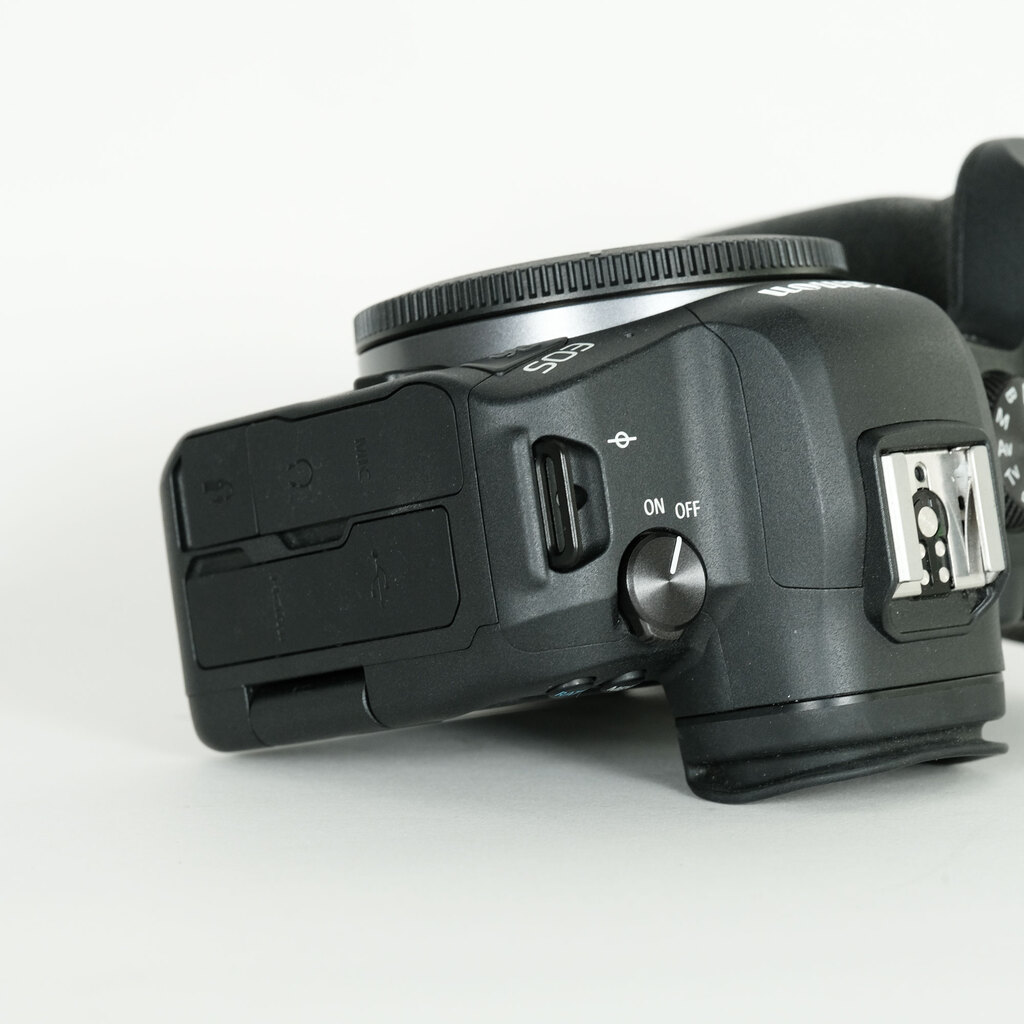 Canon EOS R6 Canon EOS R6