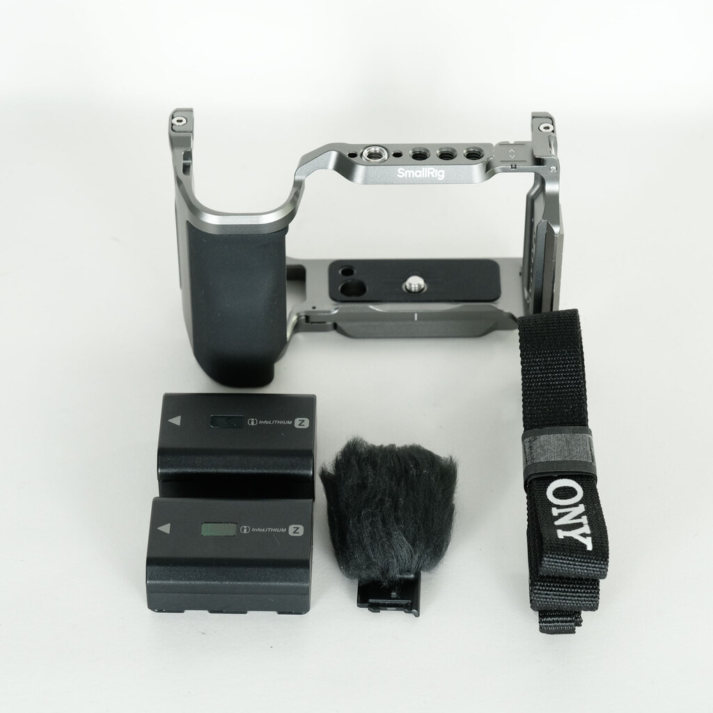 SONY VLOGCAM ZV-E10 本体とストラップ 爆安VLOGCAM『ZV-E10』本日発売！ 実機開梱レポート - ソニーの