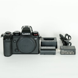 Panasonic LUMIX DC-S5 Panasonic LUMIX DC-S5