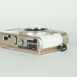 Panasonic LUMIX DC-GF10 ボディ ホワイト Panasonic LUMIX DC-GF10 ボディ ホワイト