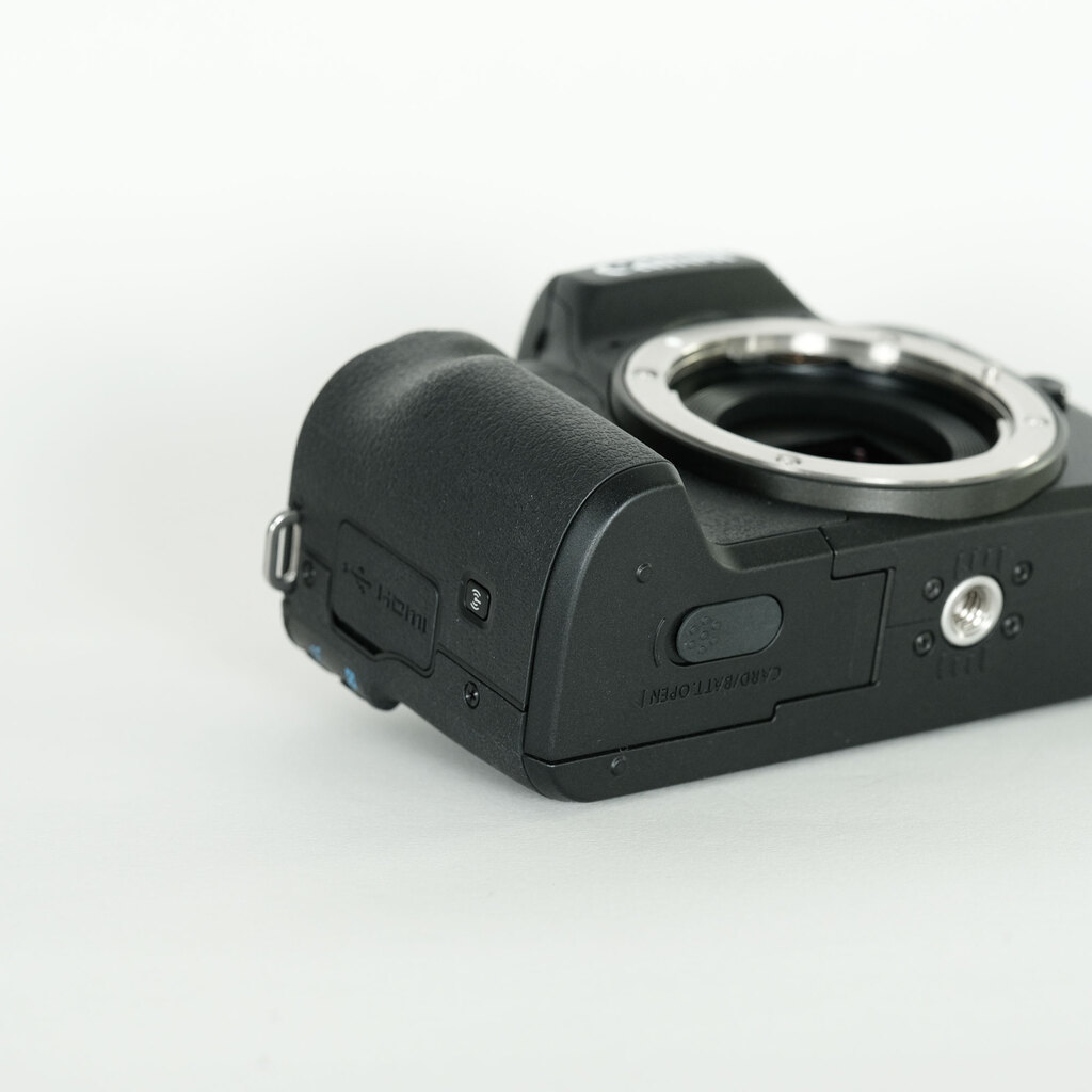 Canon EOS Kiss M Canon EOS Kiss M