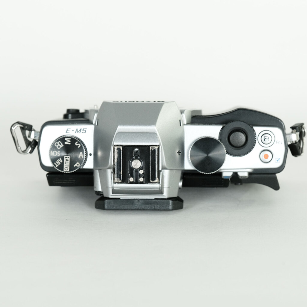 OLYMPUS OM-D E-M5 ボディ シルバー OLYMPUS OM-D E-M5 ボディ シルバー