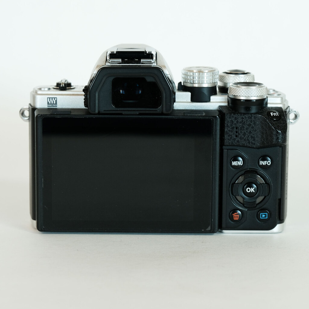 ☆シャッター4515回☆美品 OLYMPUS OM-D E-M10 ＃227 ☆シャッター4515回☆美品 OLYMPUS OM-D E-M10 ＃227