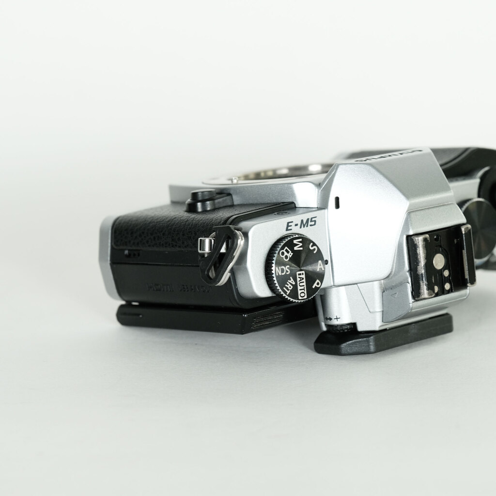 OLYMPUS OM-D E-M5 ボディ シルバー OLYMPUS OM-D E-M5 ボディ シルバー
