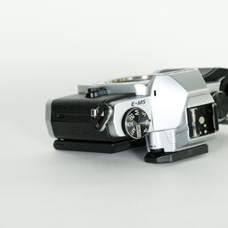 OLYMPUS OM-D E-M5 ボディ シルバー OLYMPUS OM-D E-M5 ボディ シルバー