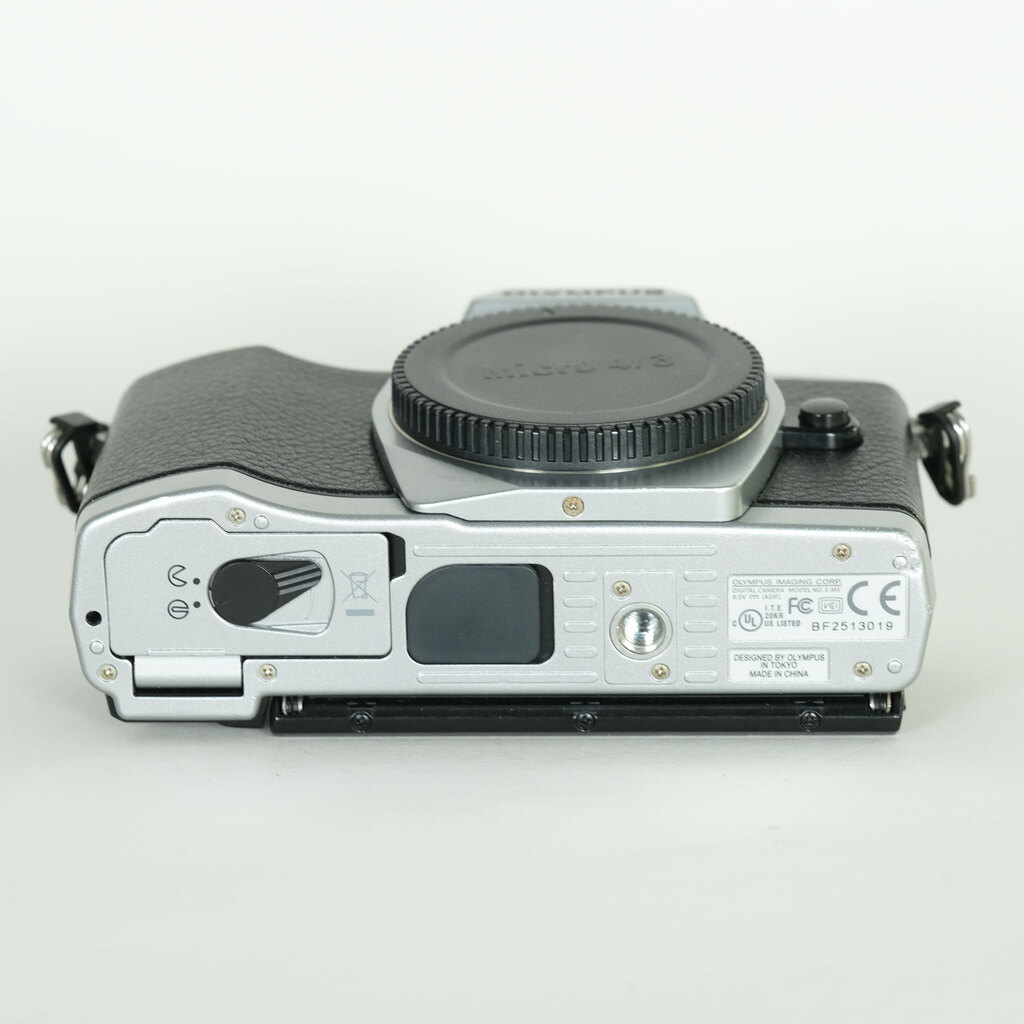 OLYMPUS OM-D E-M10　ボディー シルバー Amazon | OLYMPUS ミラーレス一眼 OM-D E-M10 ボディ シルバー OM-D E