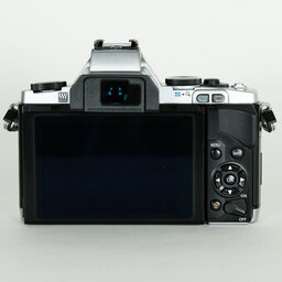 OLYMPUS OM-D E-M5 ボディ シルバー OLYMPUS OM-D E-M5 ボディ シルバー